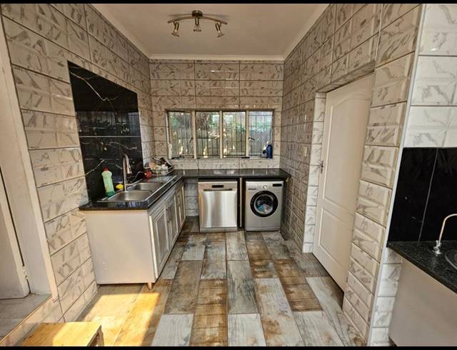 5 BEDROOM HOUSE FOR SALE IN SINOVILLE